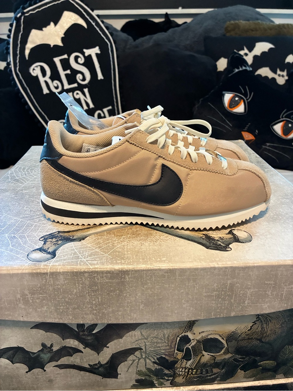 Nike Women’s Tennis Shoes Tan and Black Size 8.5